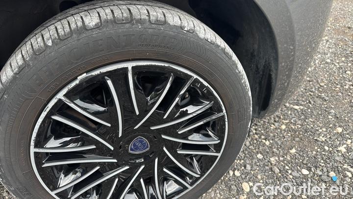 Lancia  Ypsilon 1.0 FireFly 70cv Hybrid Silver Plus #30