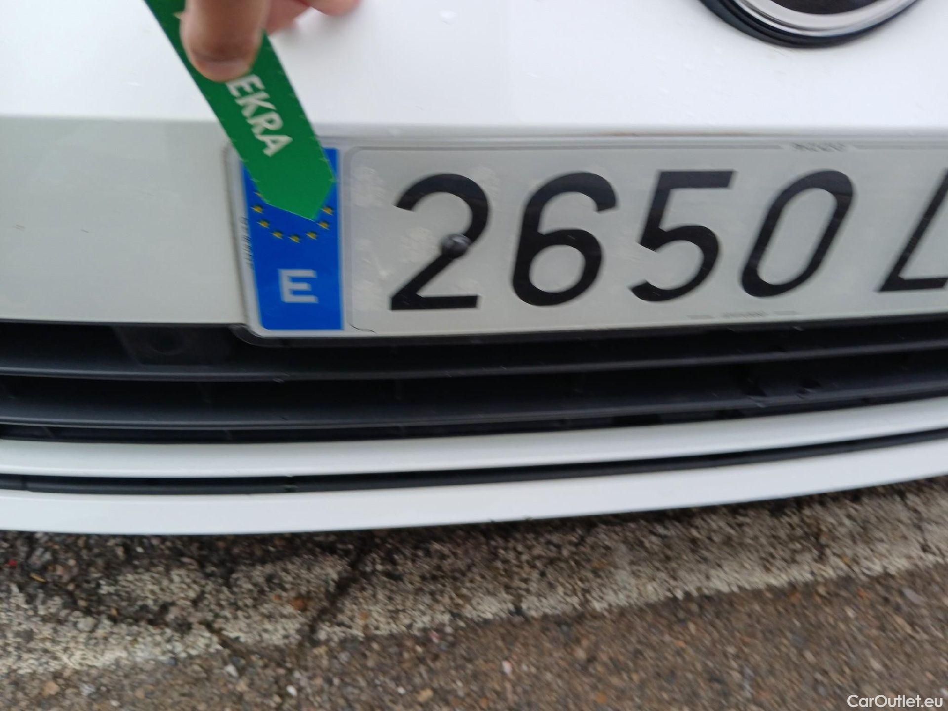 Volkswagen  Golf  VIII Lim. Life eTSI 1.5 TSI 150CV AT7 E6dT #8