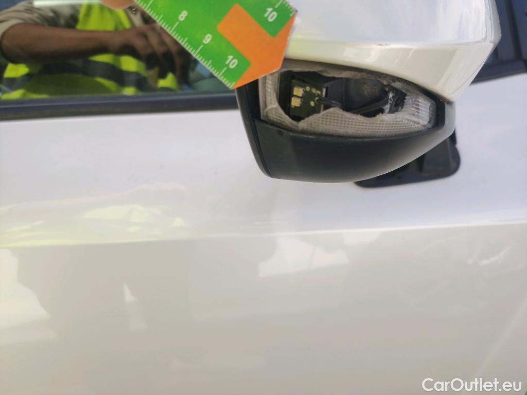 Toyota  Corolla TOYOTA  / 2019 / 5P / berlina con portón 2.0 HYBRID ADVANCE E-CVT #12