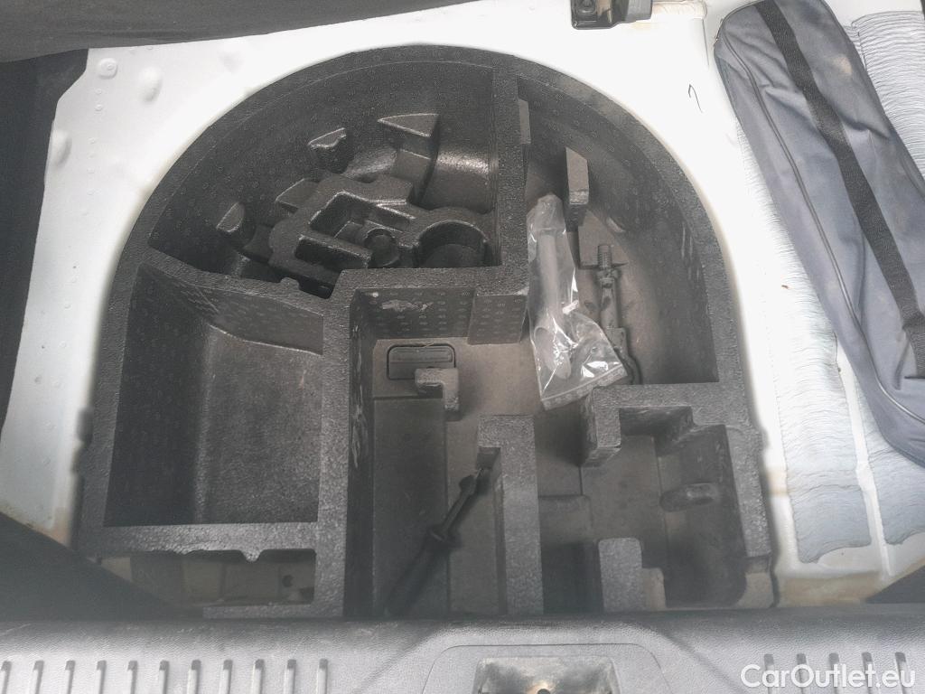  Ford  Fiesta FORD  / 2017 / 5P / berlina con portón 1.5 TDCi 63kW Trend 5p #12