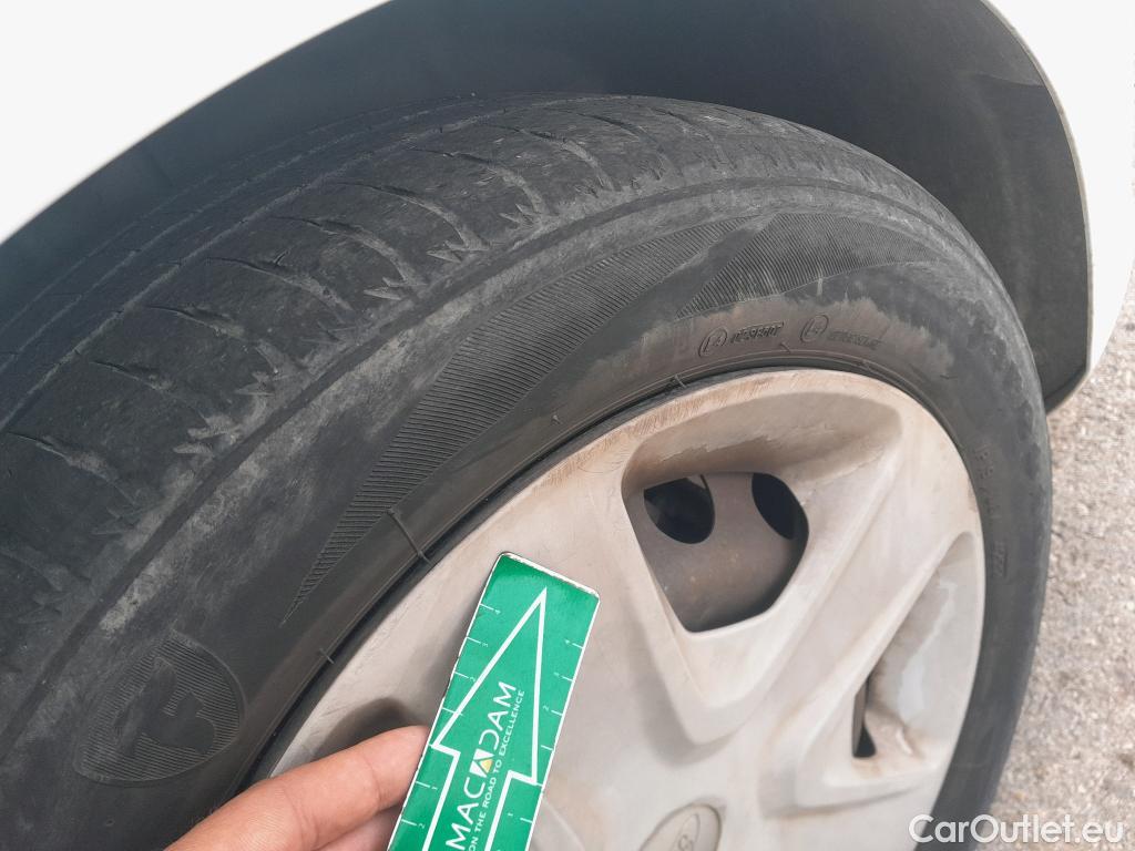  Ford  Fiesta FORD  / 2017 / 5P / berlina con portón 1.5 TDCi 63kW Trend 5p #26