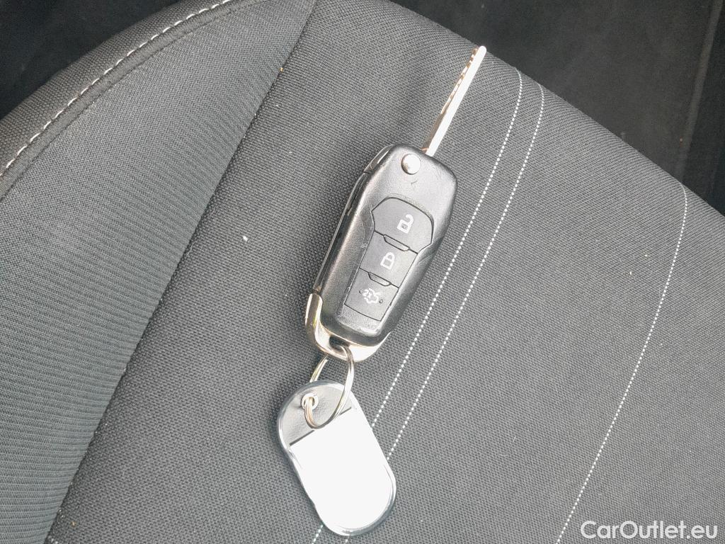  Ford  Fiesta FORD  / 2017 / 5P / berlina con portón 1.5 TDCi 63kW Trend 5p #2