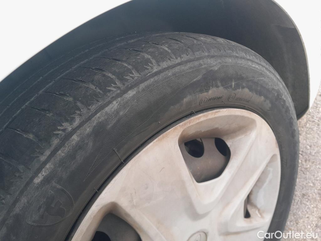  Ford  Fiesta FORD  / 2017 / 5P / berlina con portón 1.5 TDCi 63kW Trend 5p #27