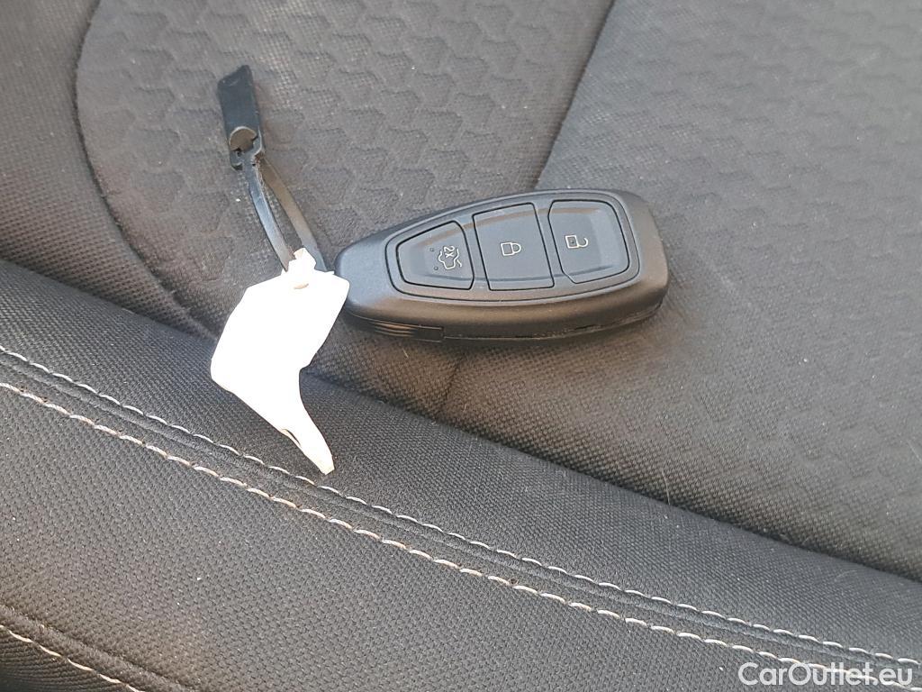  Ford  Kuga FORD  / 2016 / 5P / todoterreno 1.5 EcoBoost 88kW 4x2 Trend+ (CX) #2