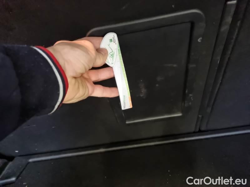 Peugeot  3008 PEUGEOT  / 2016 / 5P / SUV BLUEHDI 130 EAT8 SeS BUSINESS #109