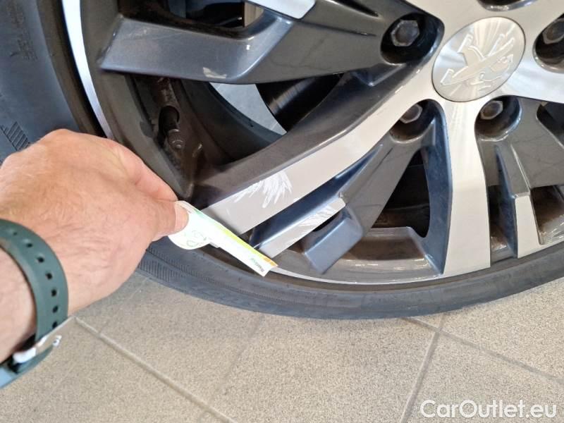 Peugeot  3008 PEUGEOT  / 2020 / 5P / SUV BLUEHDI 130 EAT8 SeS ALLURE #127