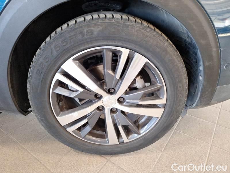 Peugeot  3008 PEUGEOT  / 2020 / 5P / SUV BLUEHDI 130 EAT8 SeS ALLURE #17