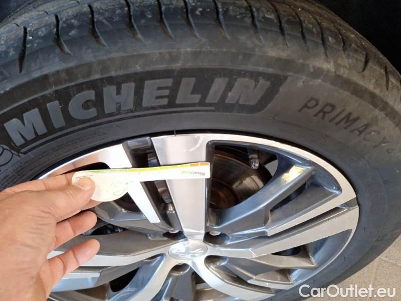 Peugeot  3008 PEUGEOT  / 2020 / 5P / SUV BLUEHDI 130 EAT8 SeS ALLURE #130