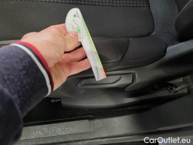 Peugeot  3008 PEUGEOT  / 2016 / 5P / SUV BLUEHDI 130 EAT8 SeS BUSINESS #78