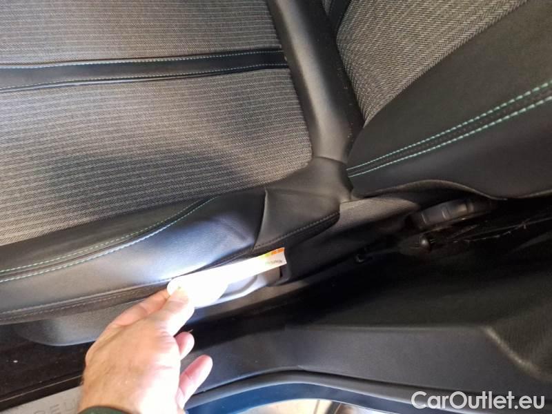 Peugeot  3008 PEUGEOT  / 2020 / 5P / SUV BLUEHDI 130 EAT8 SeS ALLURE #157