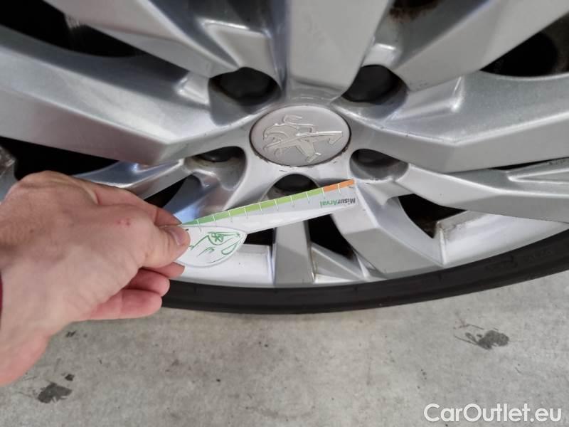 Peugeot  3008 PEUGEOT  / 2016 / 5P / SUV BLUEHDI 130 EAT8 SeS BUSINESS #68