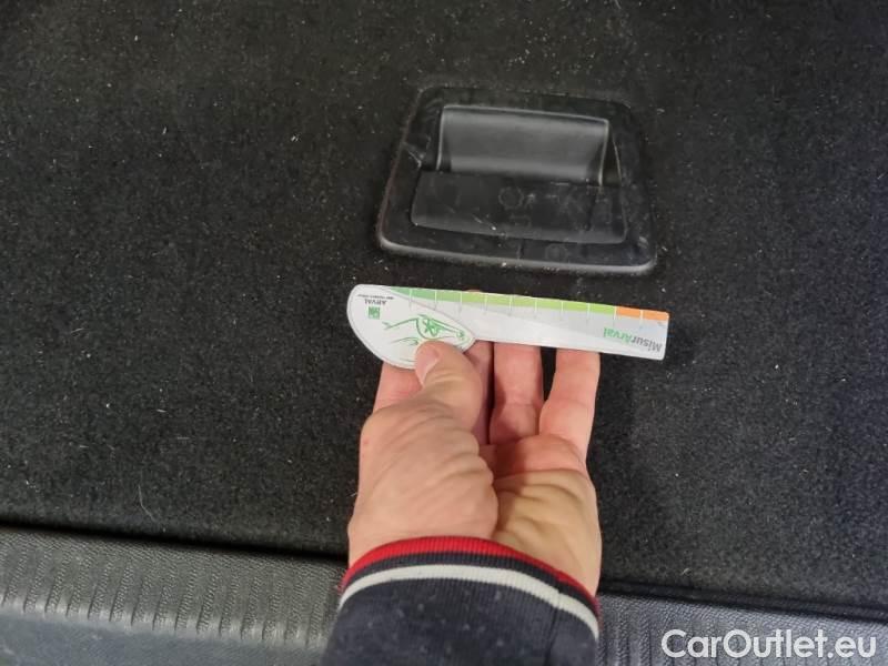 Peugeot  3008 PEUGEOT  / 2016 / 5P / SUV BLUEHDI 130 EAT8 SeS BUSINESS #106