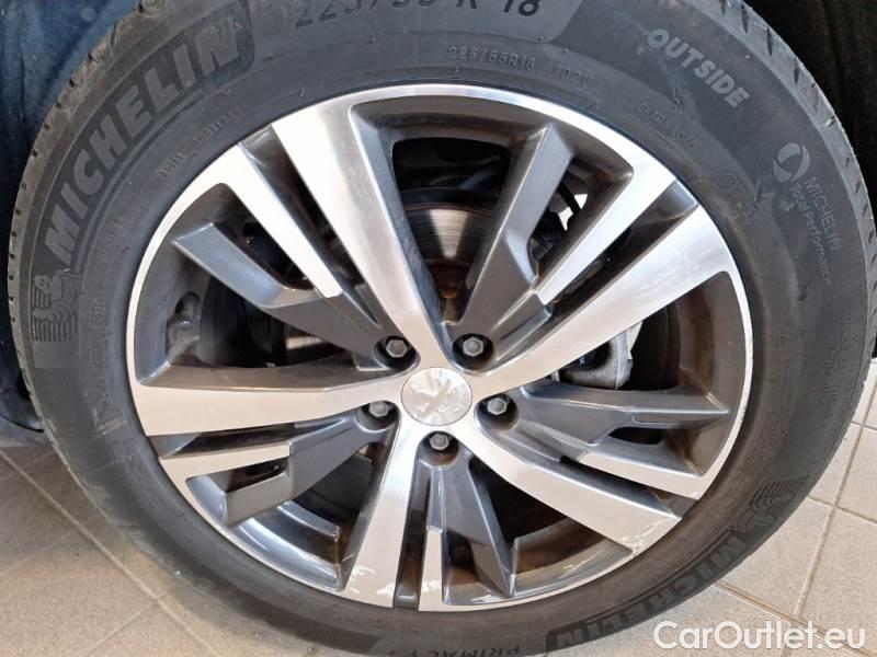Peugeot  3008 PEUGEOT  / 2020 / 5P / SUV BLUEHDI 130 EAT8 SeS ALLURE #135