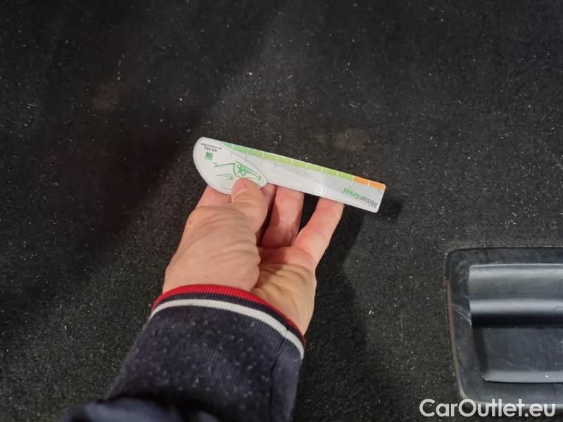 Peugeot  3008 PEUGEOT  / 2016 / 5P / SUV BLUEHDI 130 EAT8 SeS BUSINESS #107