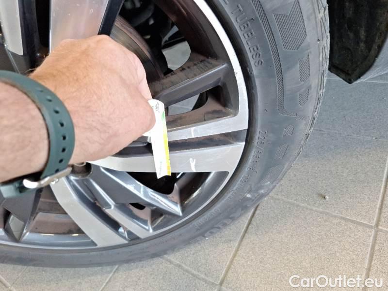 Peugeot  3008 PEUGEOT  / 2020 / 5P / SUV BLUEHDI 130 EAT8 SeS ALLURE #137