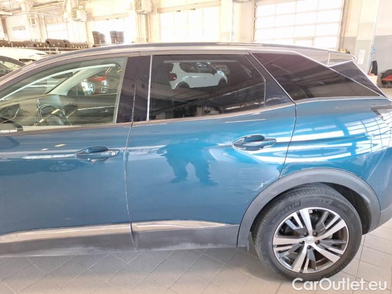 Peugeot  3008 PEUGEOT  / 2020 / 5P / SUV BLUEHDI 130 EAT8 SeS ALLURE #101