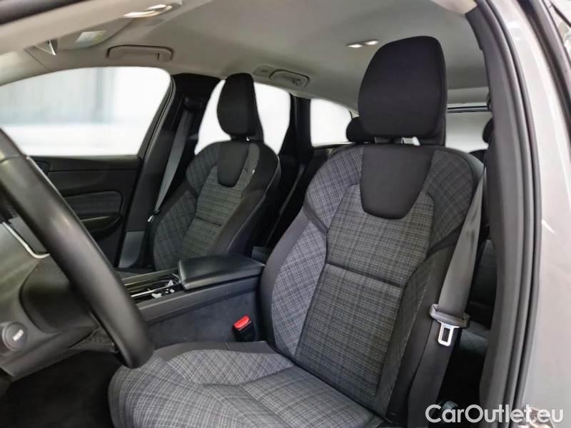 Volvo  XC60 VOLVO  / 2021 / 5P / SUV B4 D AUTOMATICO MOMENTUM PRO #11