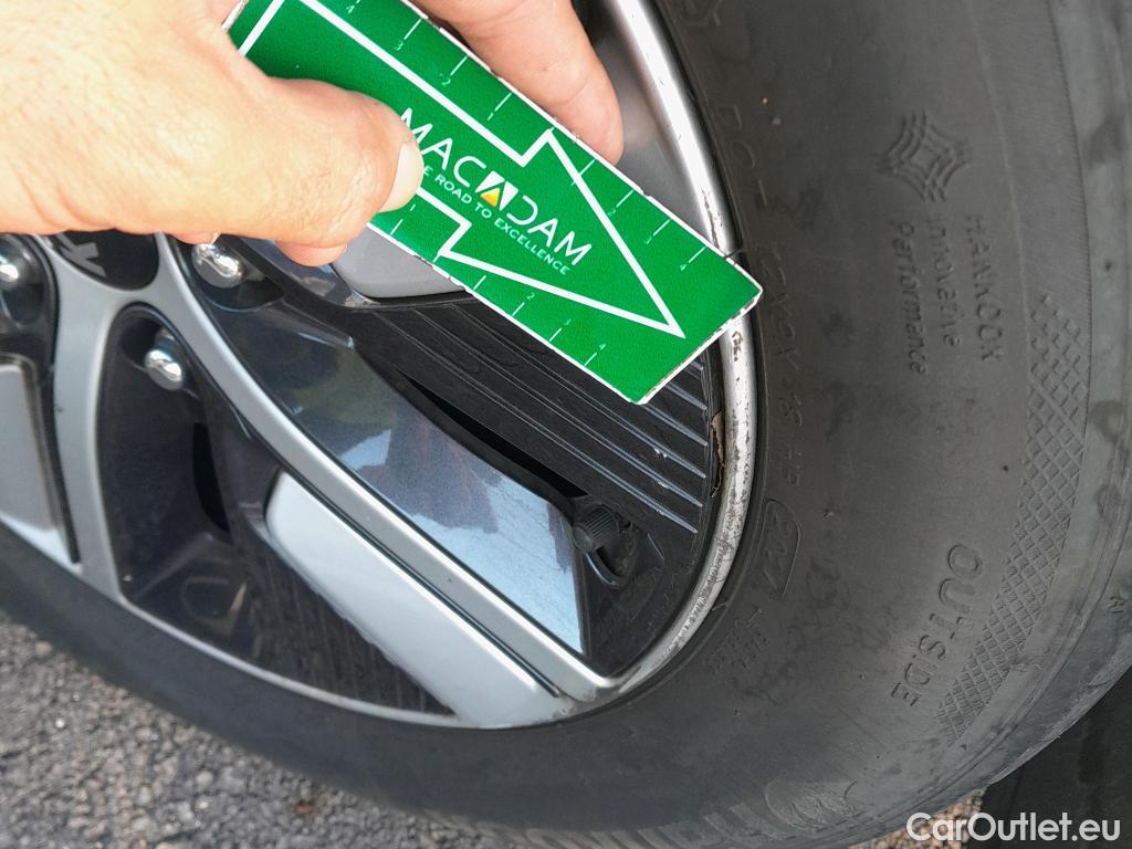  KIA  Niro KIA  / 2019 / 5P / crossover 1.6 GDi PHEV 104kW (141CV) Drive #9