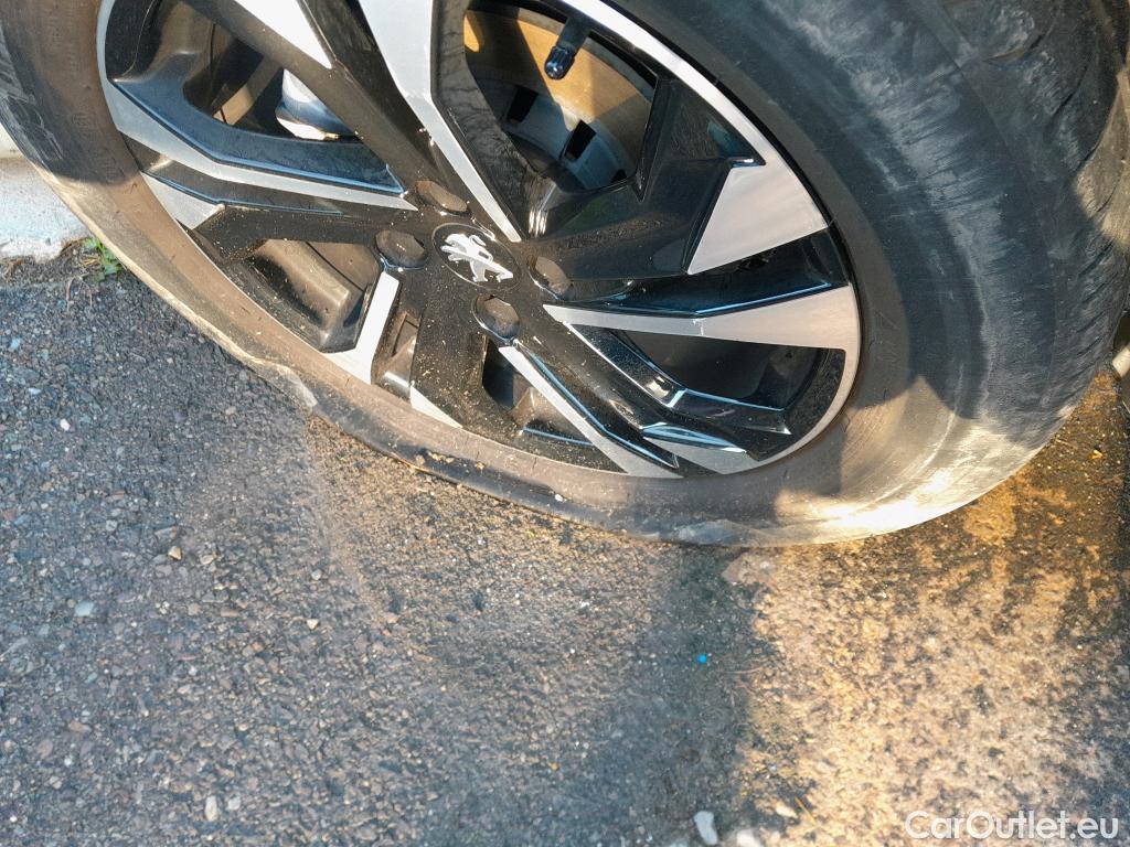  Peugeot  2008 PEUGEOT  / 2019 / 5P / todoterreno Allure Pack Puretech 130 S&S EAT8 (AC2) #3