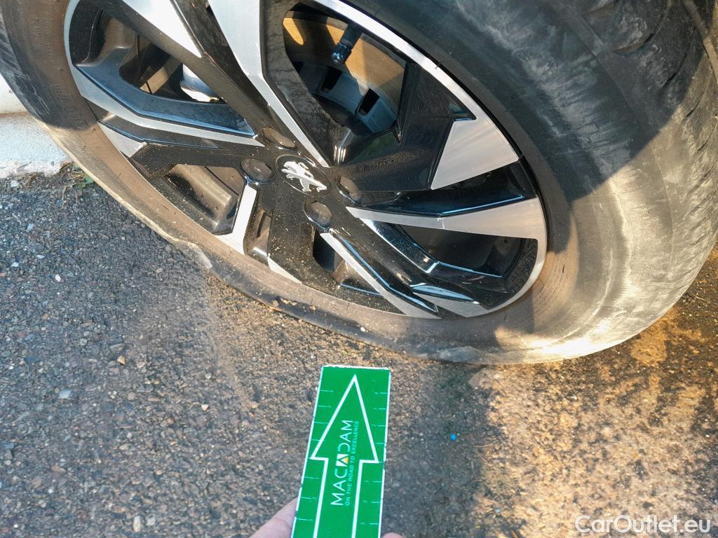  Peugeot  2008 PEUGEOT  / 2019 / 5P / todoterreno Allure Pack Puretech 130 S&S EAT8 (AC2) #4