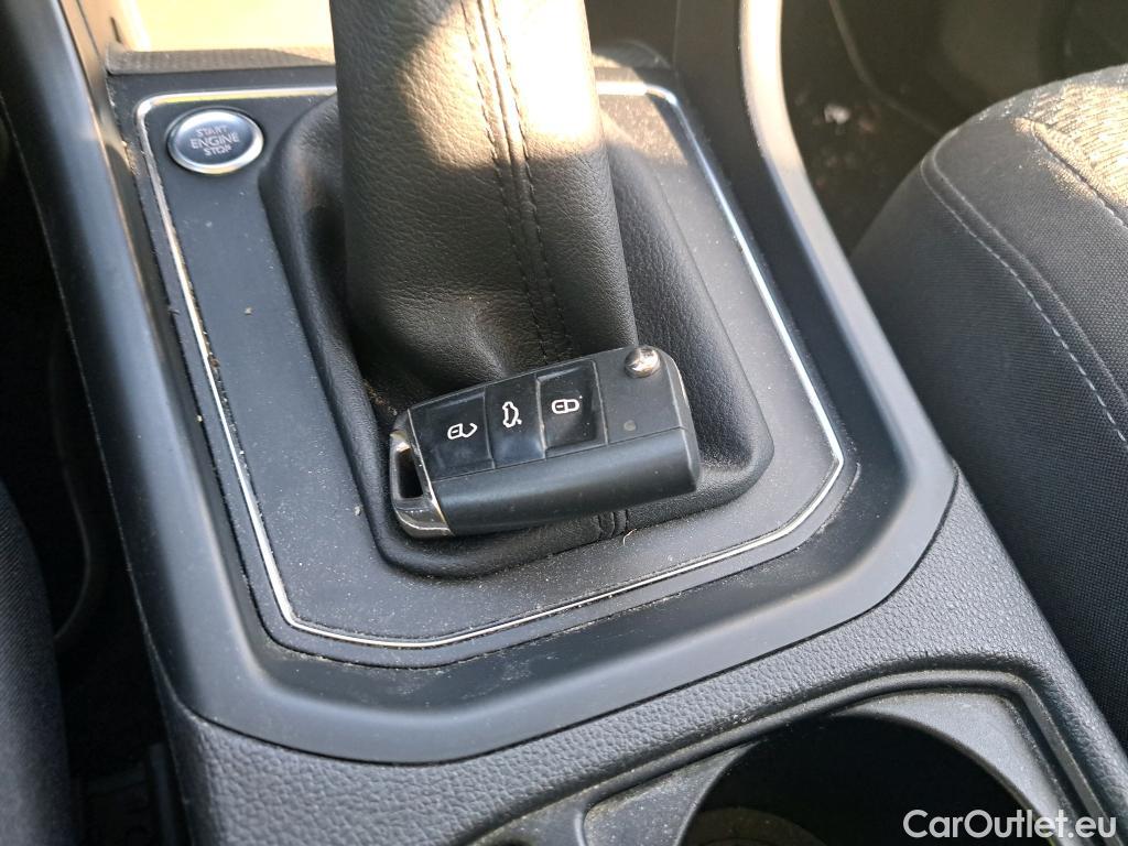  Volkswagen  Touran VOLKSWAGEN  / 2015 / 5P / monovolumen compacto Advance 1.6 TDI 85kW (115CV) #3