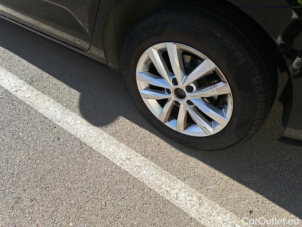  Volkswagen  Touran VOLKSWAGEN  / 2015 / 5P / monovolumen compacto Advance 1.6 TDI 85kW (115CV) #22