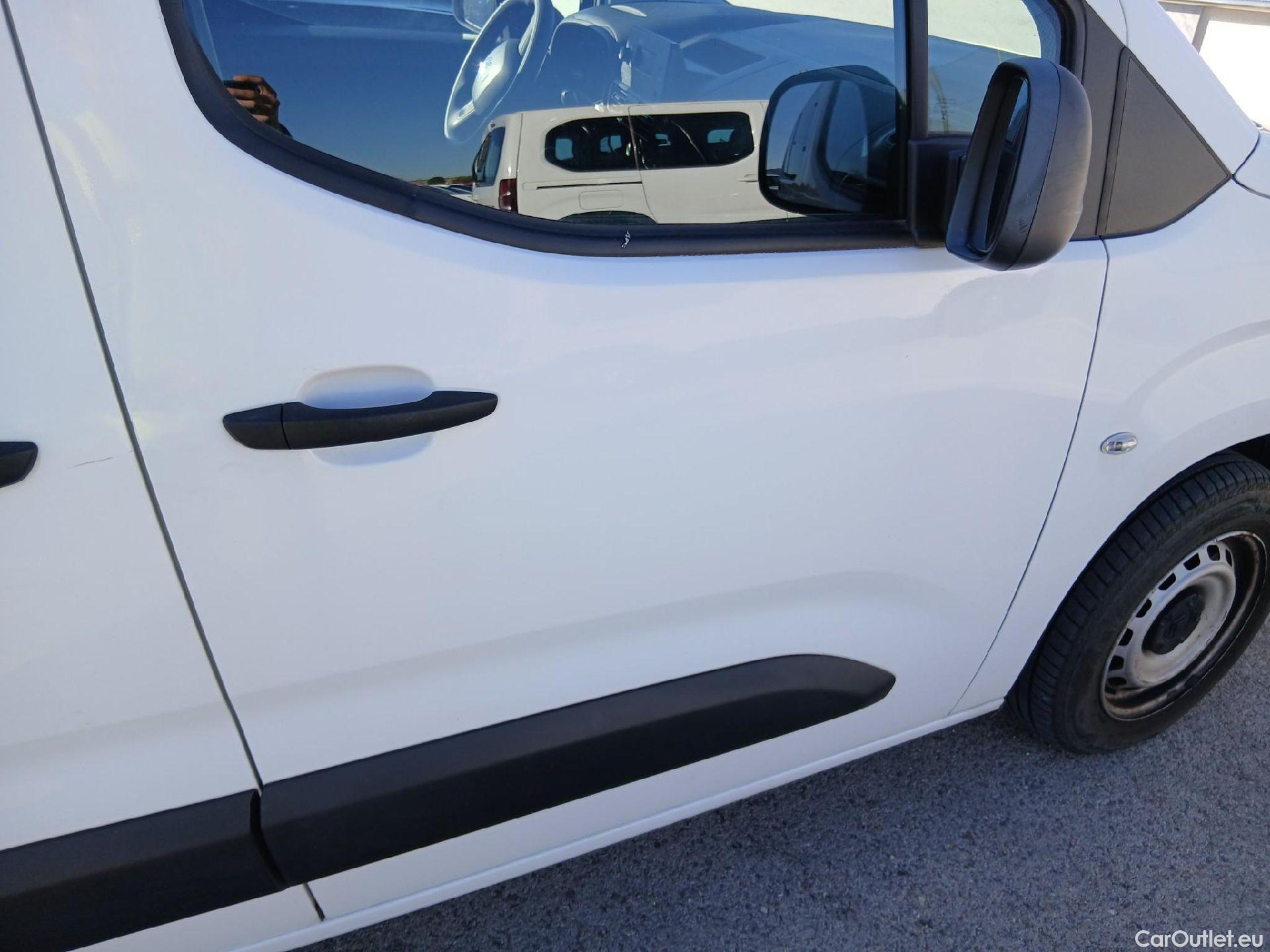  Citroen  Berlingo CITROEN  / 2018 / 4P / combi Talla M BlueHDi 100 LIVE (AC) #23