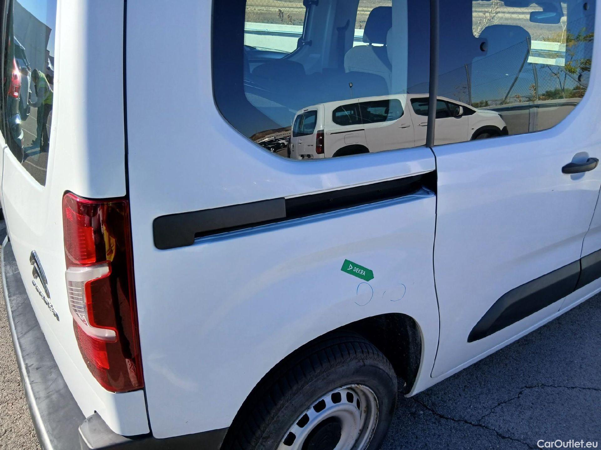  Citroen  Berlingo CITROEN  / 2018 / 4P / combi Talla M BlueHDi 100 LIVE (AC) #19