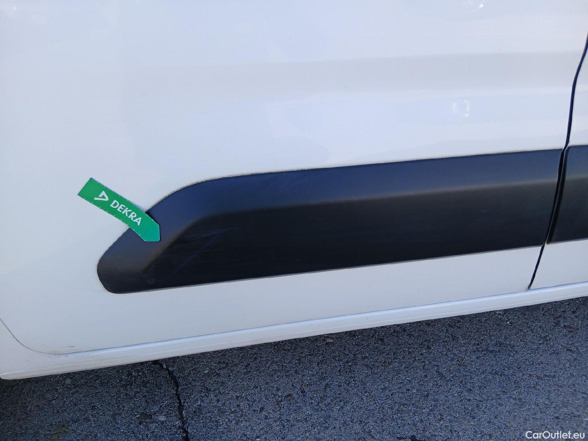  Citroen  Berlingo CITROEN  / 2018 / 4P / combi Talla M BlueHDi 100 LIVE (AC) #21