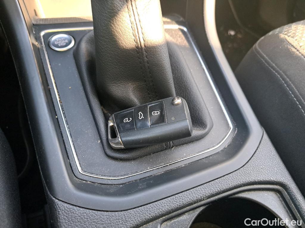  Volkswagen  Touran VOLKSWAGEN  / 2015 / 5P / monovolumen compacto Advance 1.6 TDI 85kW (115CV) #4