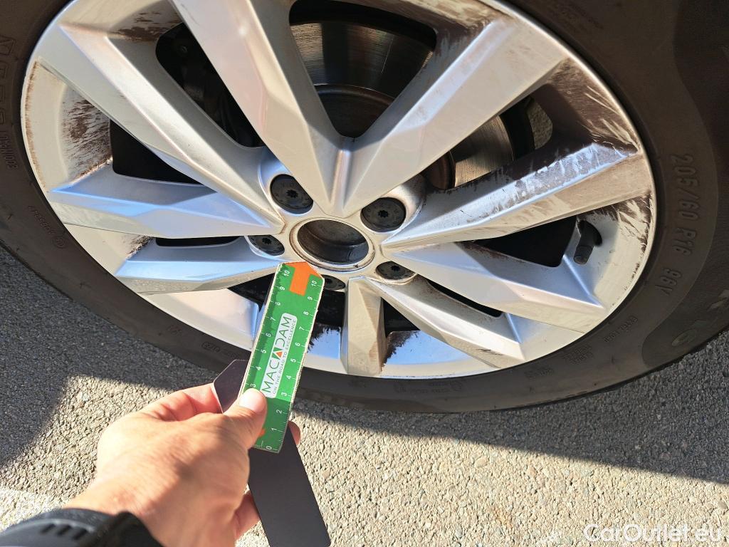  Volkswagen  Touran VOLKSWAGEN  / 2015 / 5P / monovolumen compacto Advance 1.6 TDI 85kW (115CV) #23