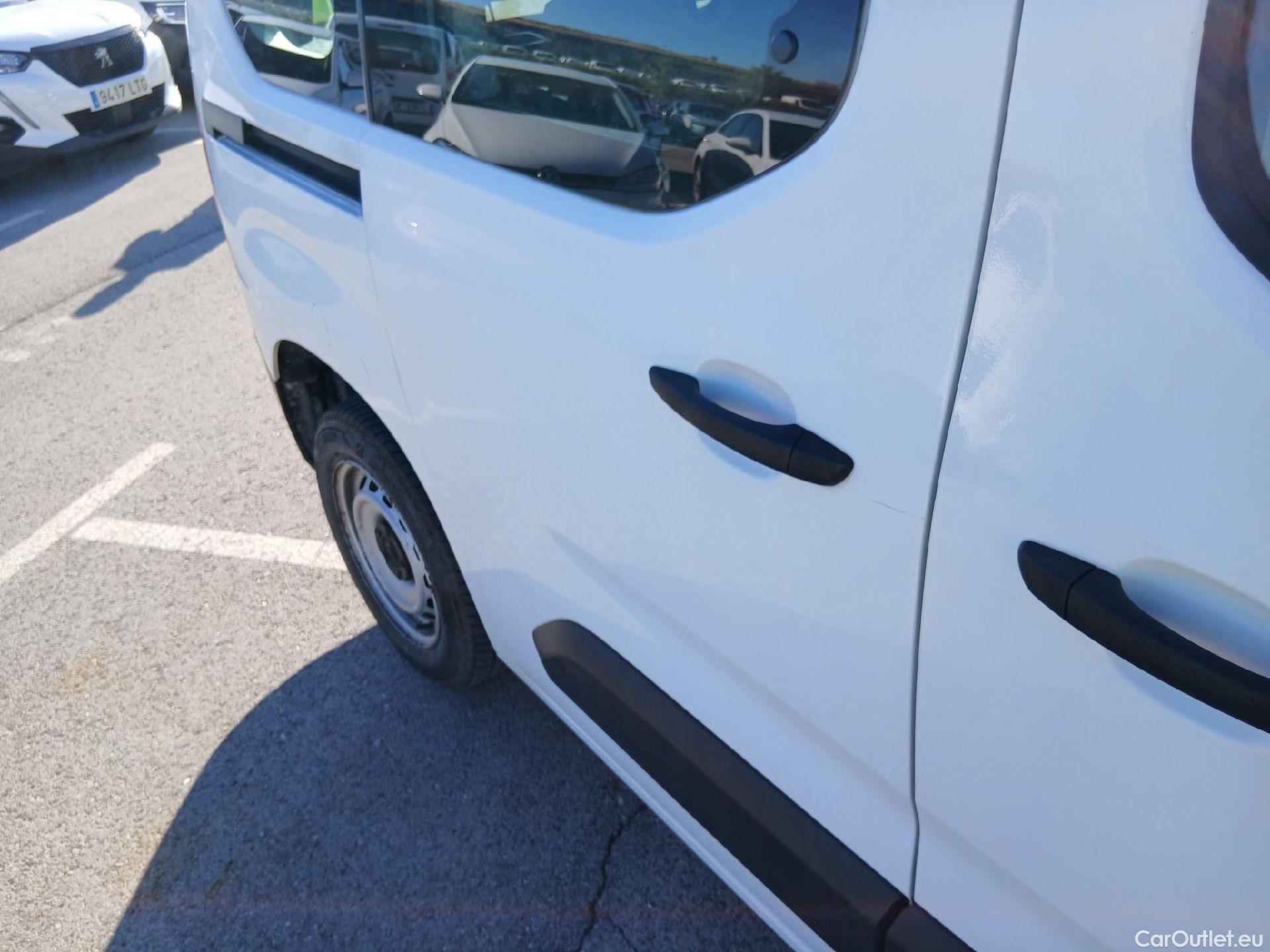  Citroen  Berlingo CITROEN  / 2018 / 4P / combi Talla M BlueHDi 100 LIVE (AC) #20