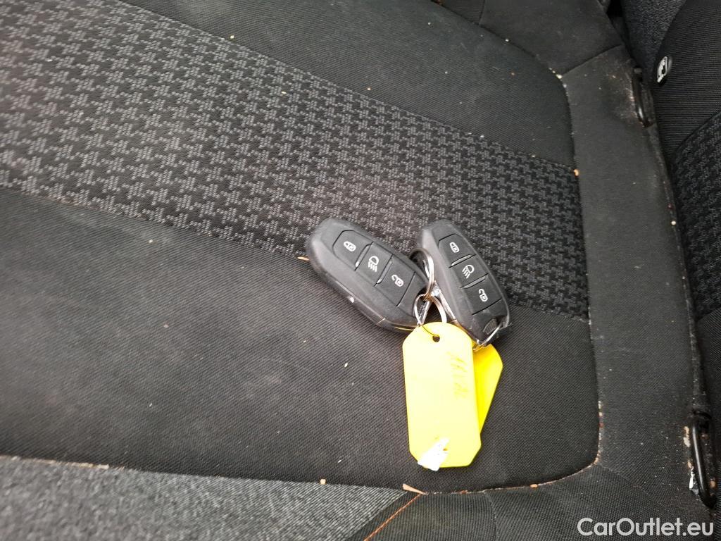 Peugeot  3008  Active Pack 1.5 HDi 130CV BVA8 E6d #12