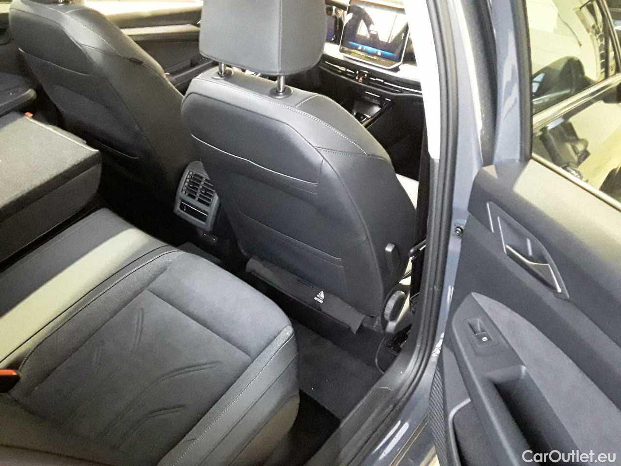 Volkswagen  Golf  1.5 eTSI OPF DSG Style Automatic Petrol/Electric  45 #26