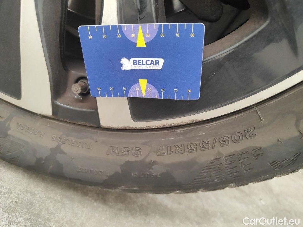 Mercedes  A-Klasse Mercedes-Benz  Limousine A 180 Business Line 4d #32