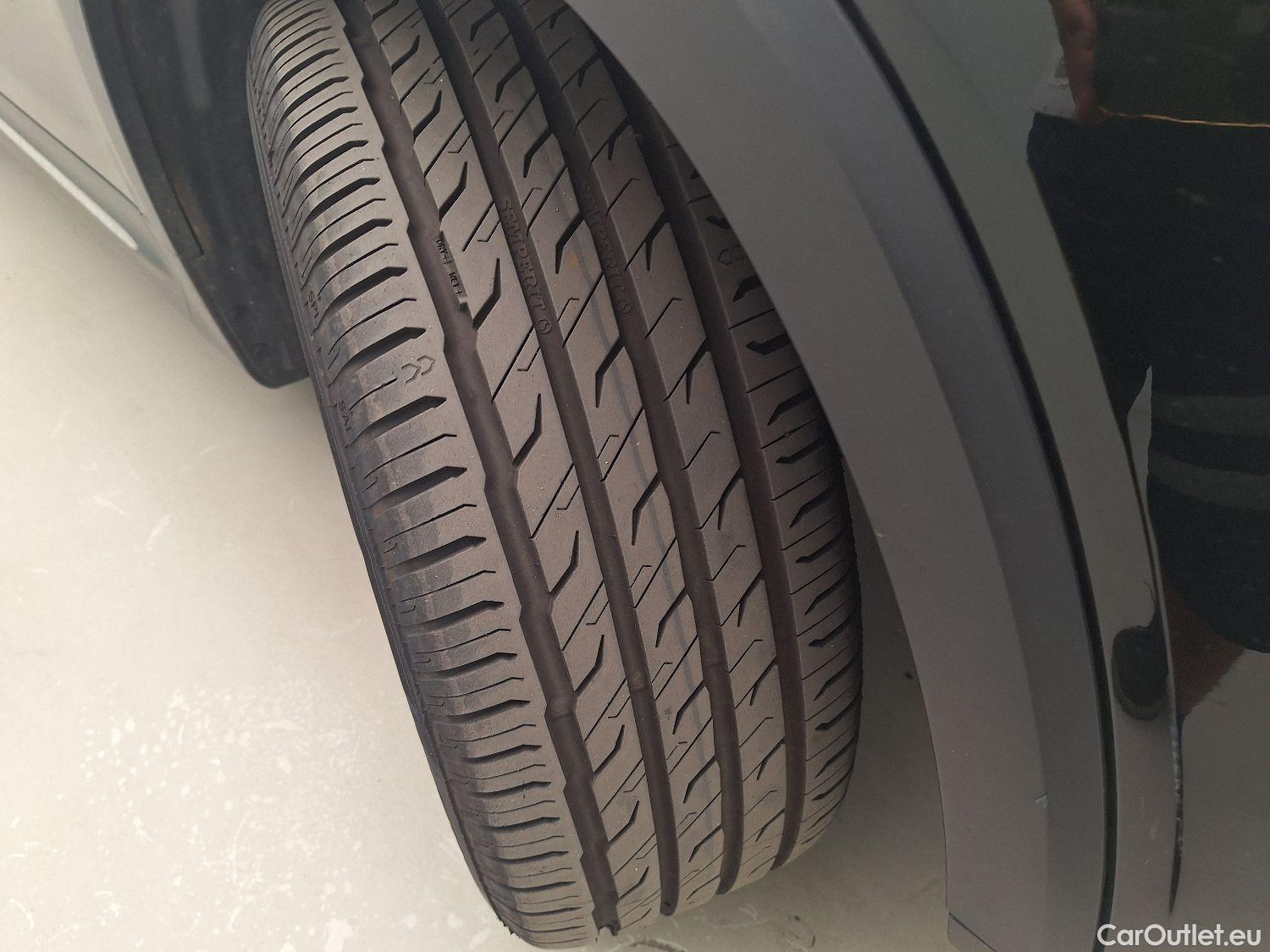 Mercedes  GLB Mercedes,  '19, Mercedes-Benz   200 d Business Solution 5d #12