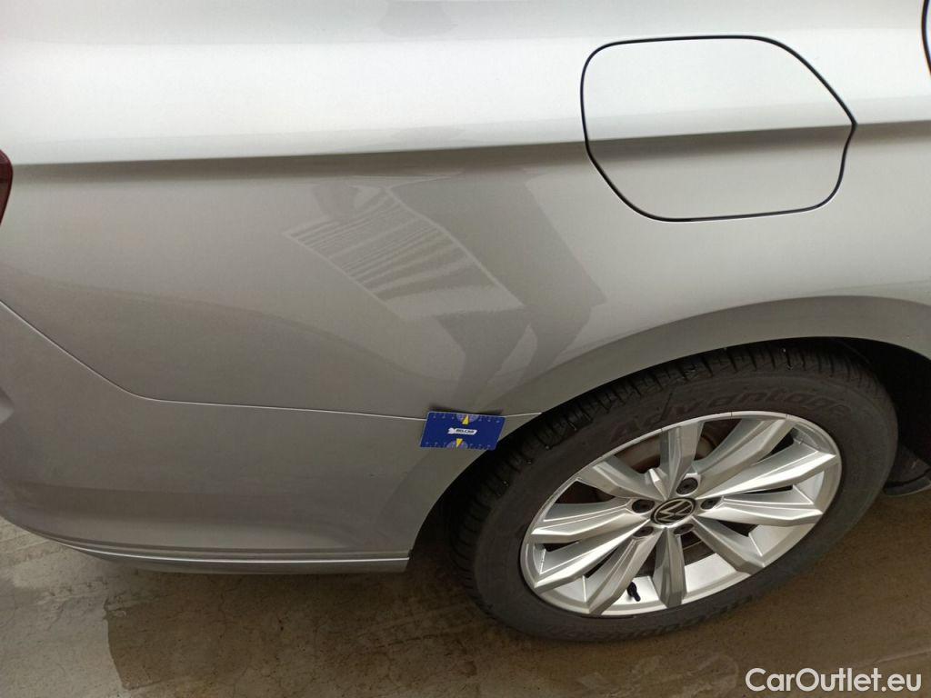 Volkswagen  Passat Volkswagen  Variant 2.0 TDI 90kW DSG Elegance Business 5d #31