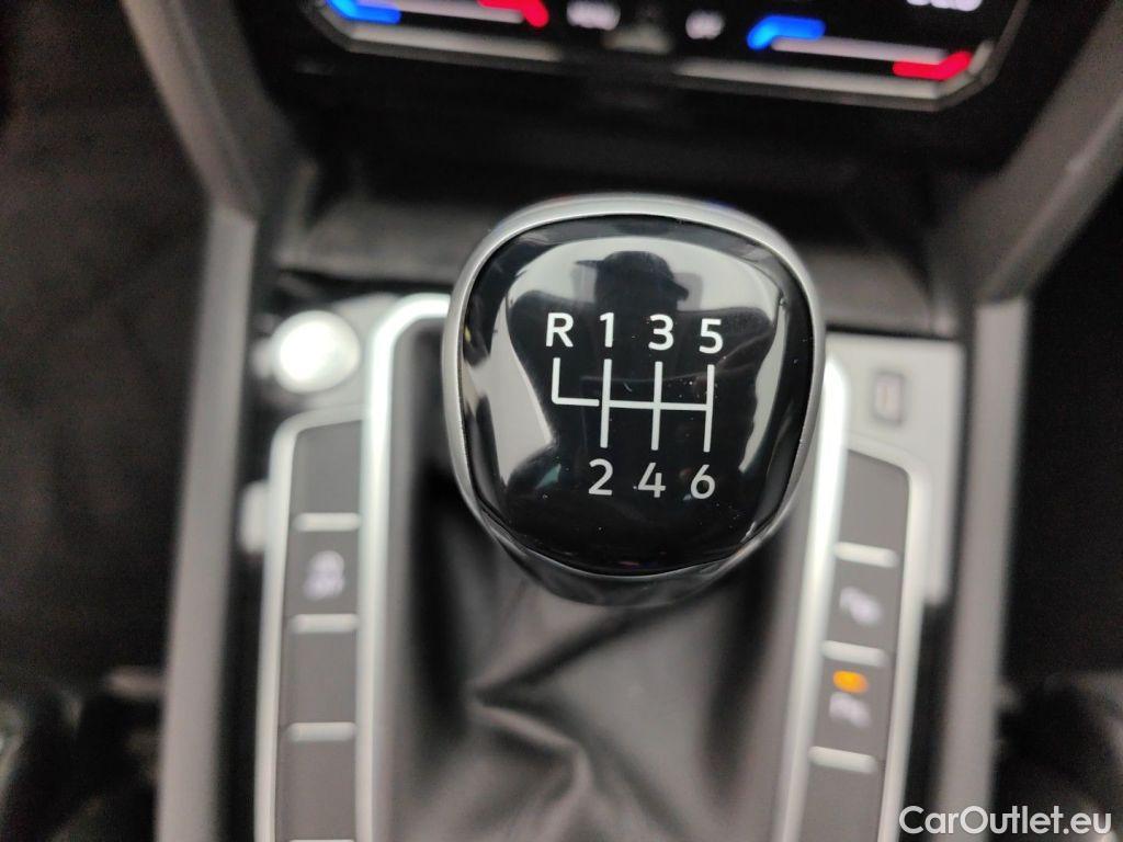 Volkswagen  Passat VOLKSWAGEN  VARIANT PA - 2019 2.0 TDi 150 Elegance (EU6 d) 5d #24