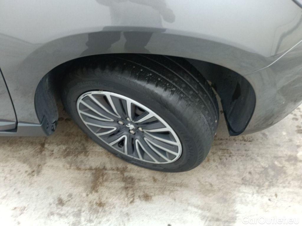 Peugeot  2008 Peugeot  1.2 Puretech 61kW S&S Active 5d #16