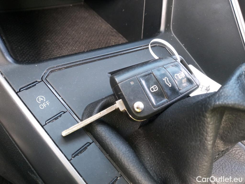 Volkswagen  Polo VOLKSWAGEN  / 2017 / 5P / berlina con portón Advance 1.0 TSI 70kW (95CV) #2