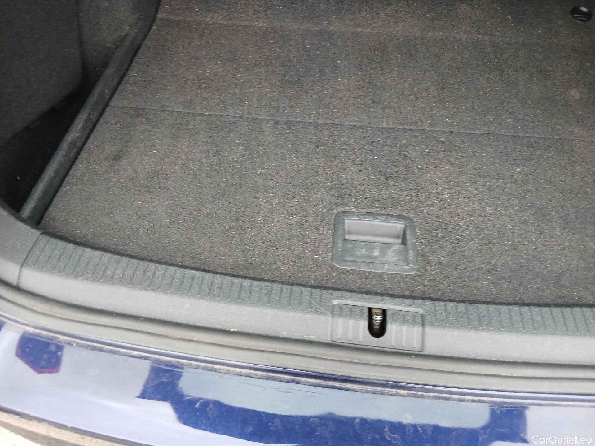  Volkswagen  Golf  VOLKSWAGEN / 2016 / 5P / familiar Last Edition 1.5 TSI 96kW(130CV) Variant #2