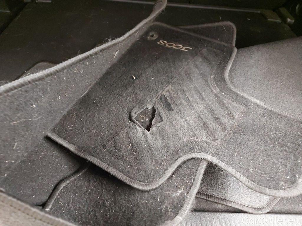 Peugeot  3008 Peugeot  1.5 BlueHDi 96kW S&S EAT8 Allure Pack 5d #31