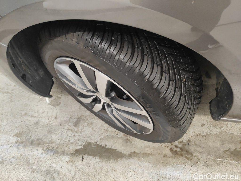 Peugeot  308 Peugeot  SW 1.2 PureTech 110 S&S Style 5d #18
