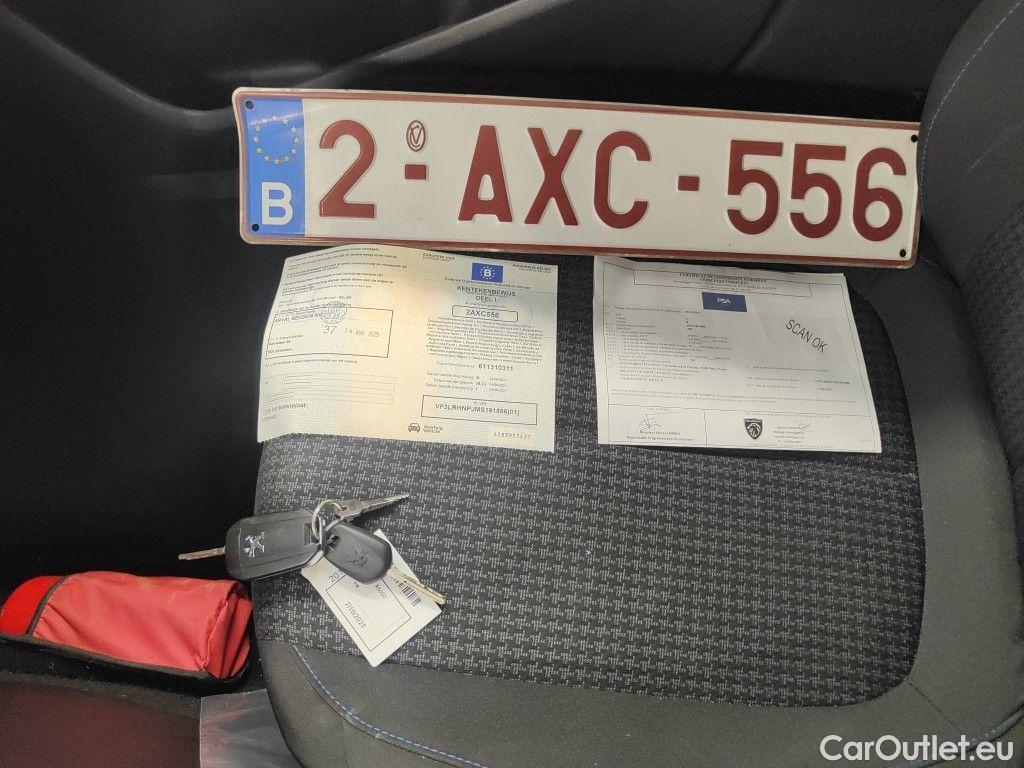 Peugeot  308 Peugeot  SW 1.2 PureTech 110 S&S Style 5d #4