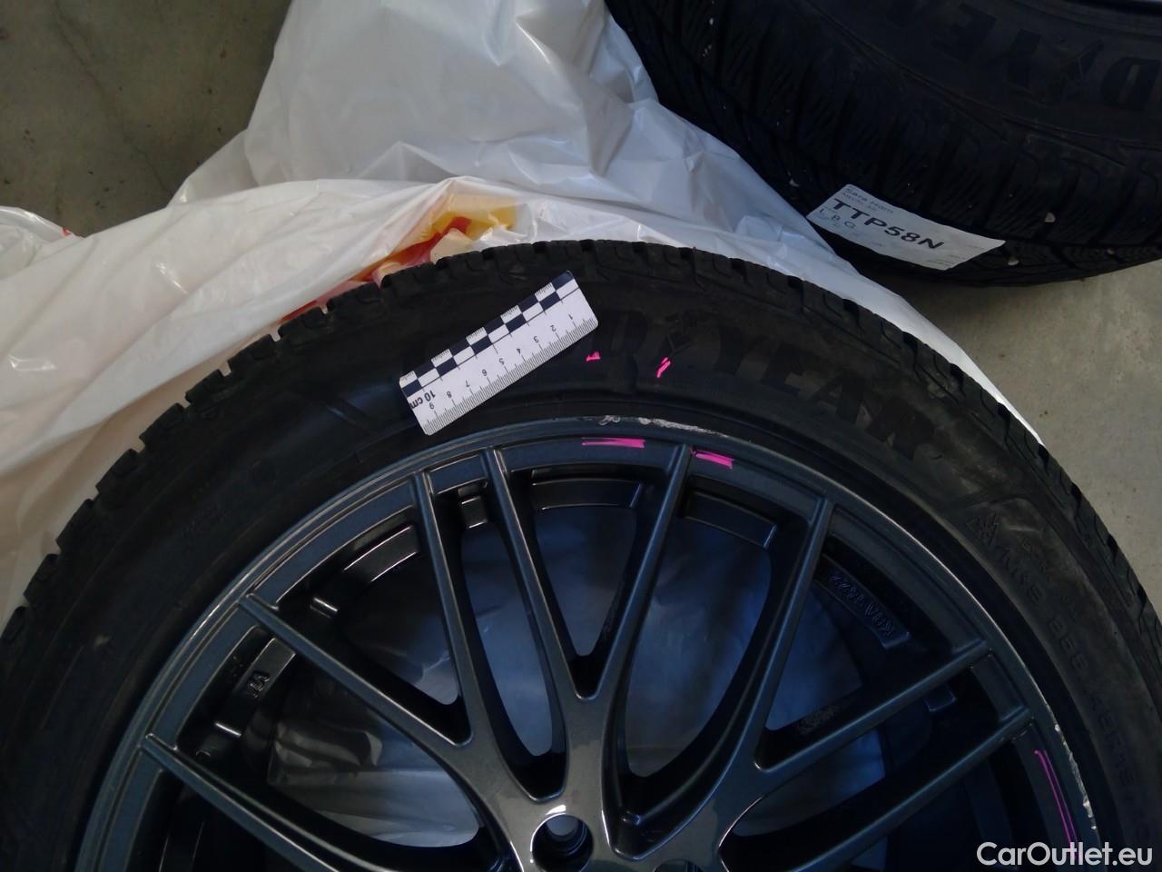 Tesla  Model Y  75kWh Long-Range AWD #9