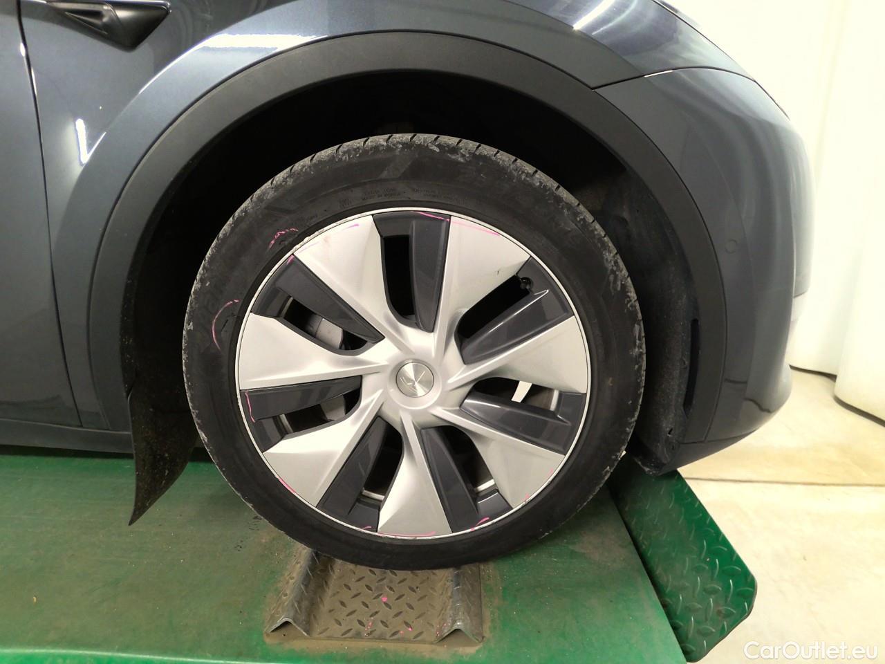 Tesla  Model Y  75kWh Long-Range AWD #17