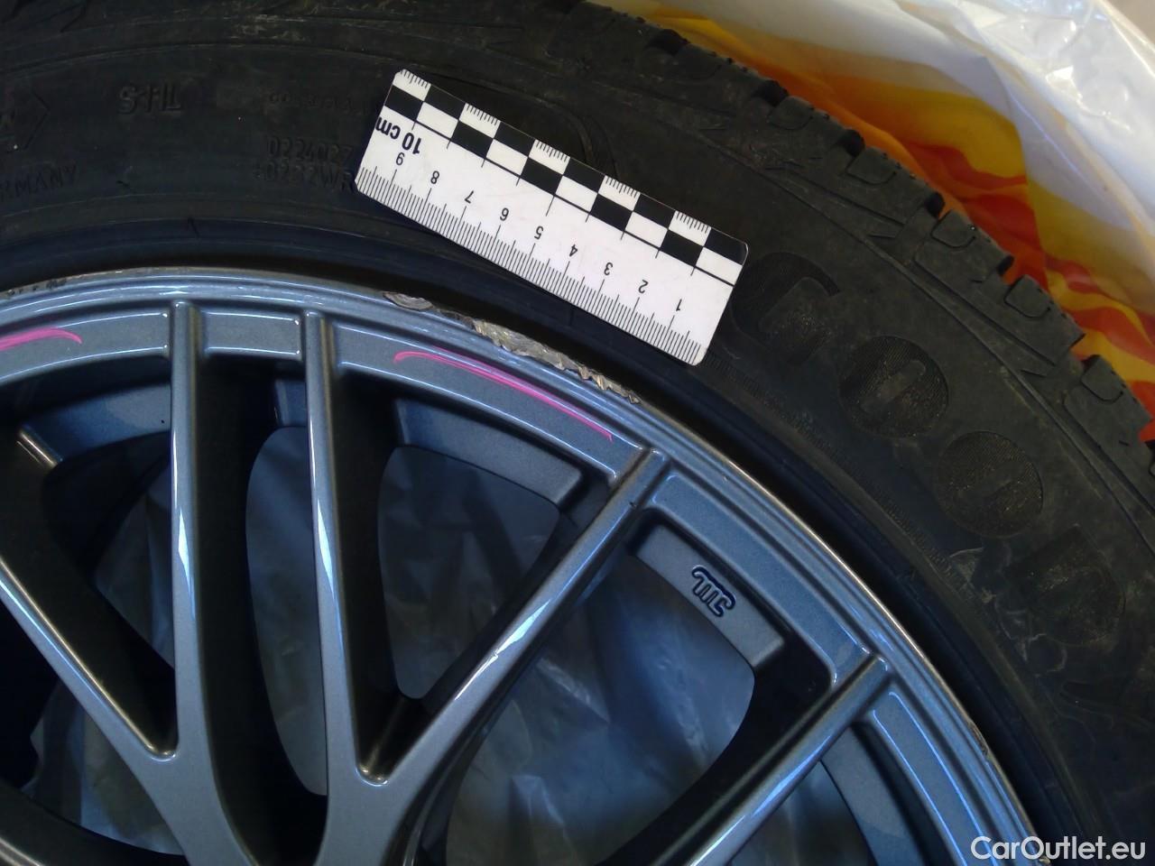 Tesla  Model Y  75kWh Long-Range AWD #6