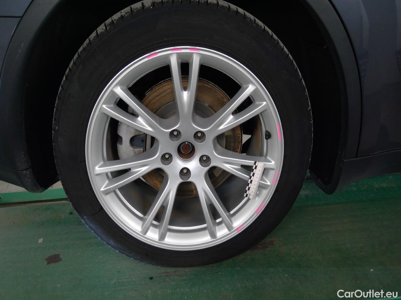 Tesla  Model Y  75kWh Long-Range AWD #40