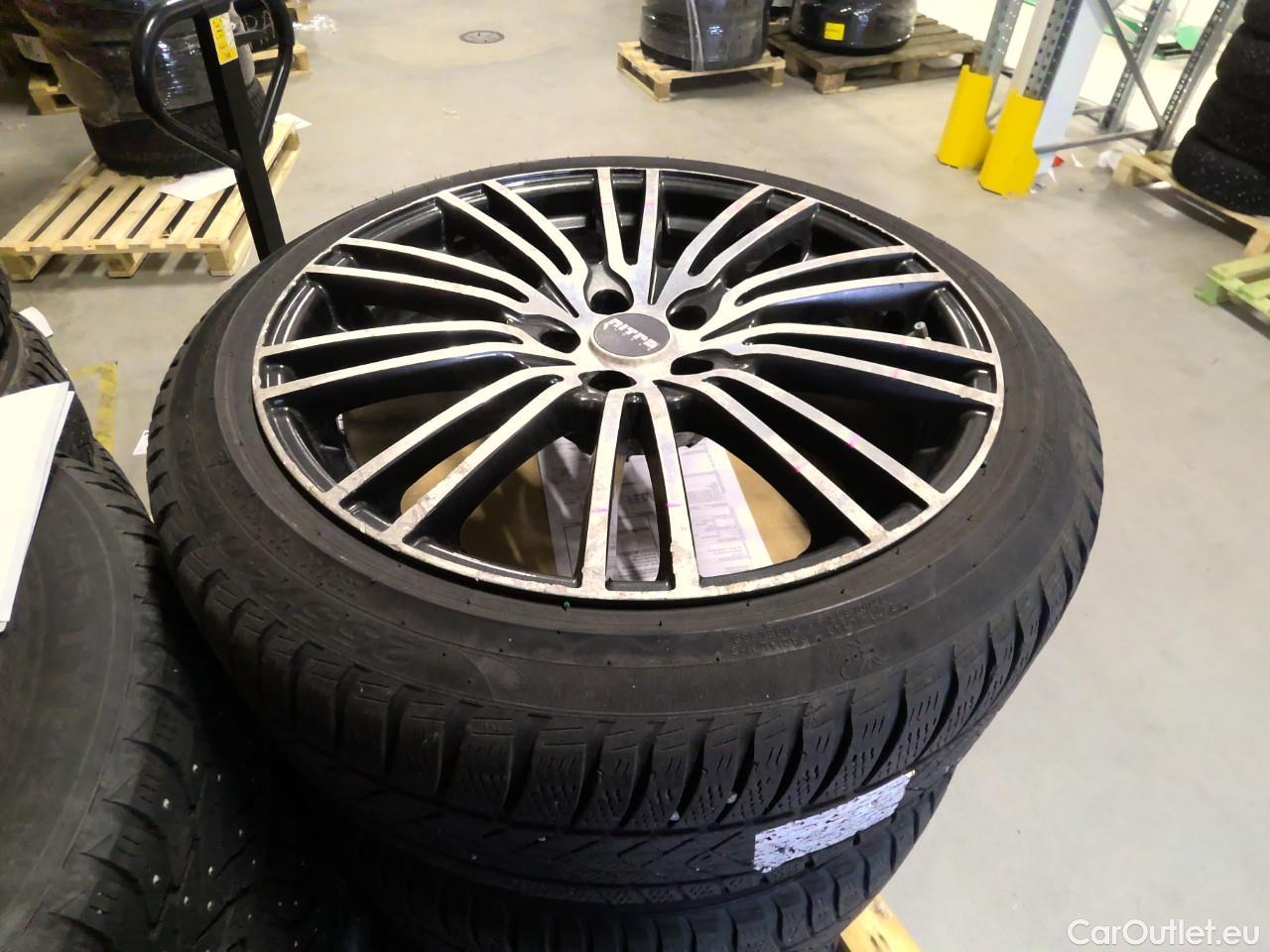 Tesla  Model Y  75kWh Long-Range AWD #4