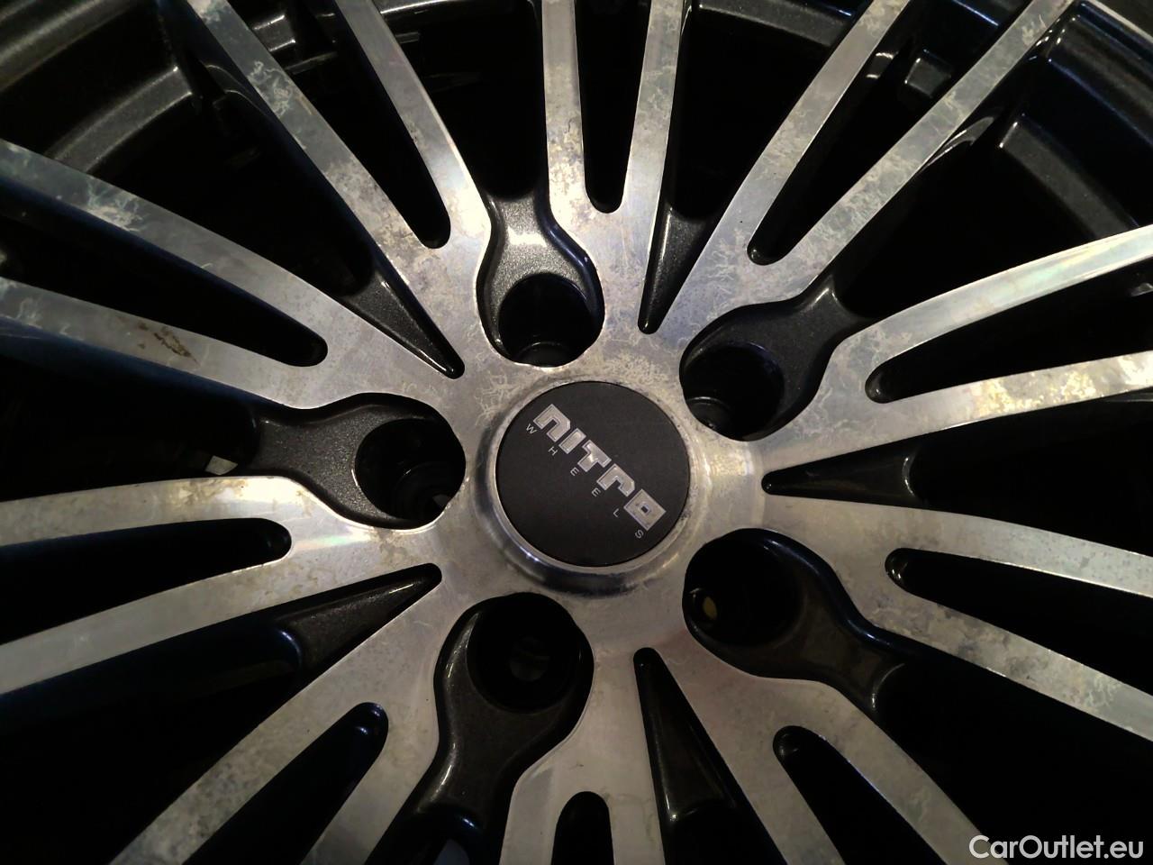 Tesla  Model Y  75kWh Long-Range AWD #8